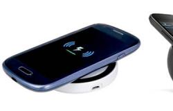 Larawan ng audio video Nagcha-charge ng mga portable na baterya ng radyo mula sa mains